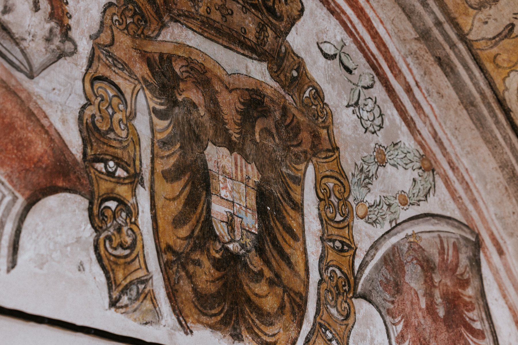 Historischer Speisesaal mit freigelegten Fresken